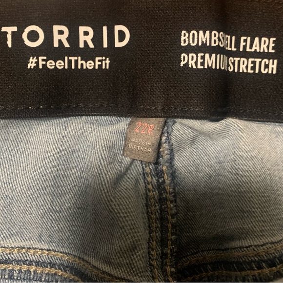 Torrid Bombshell Flare Jeans 22R Medium Wash Premium Stretch Sz 22 - Picture 4 of 5
